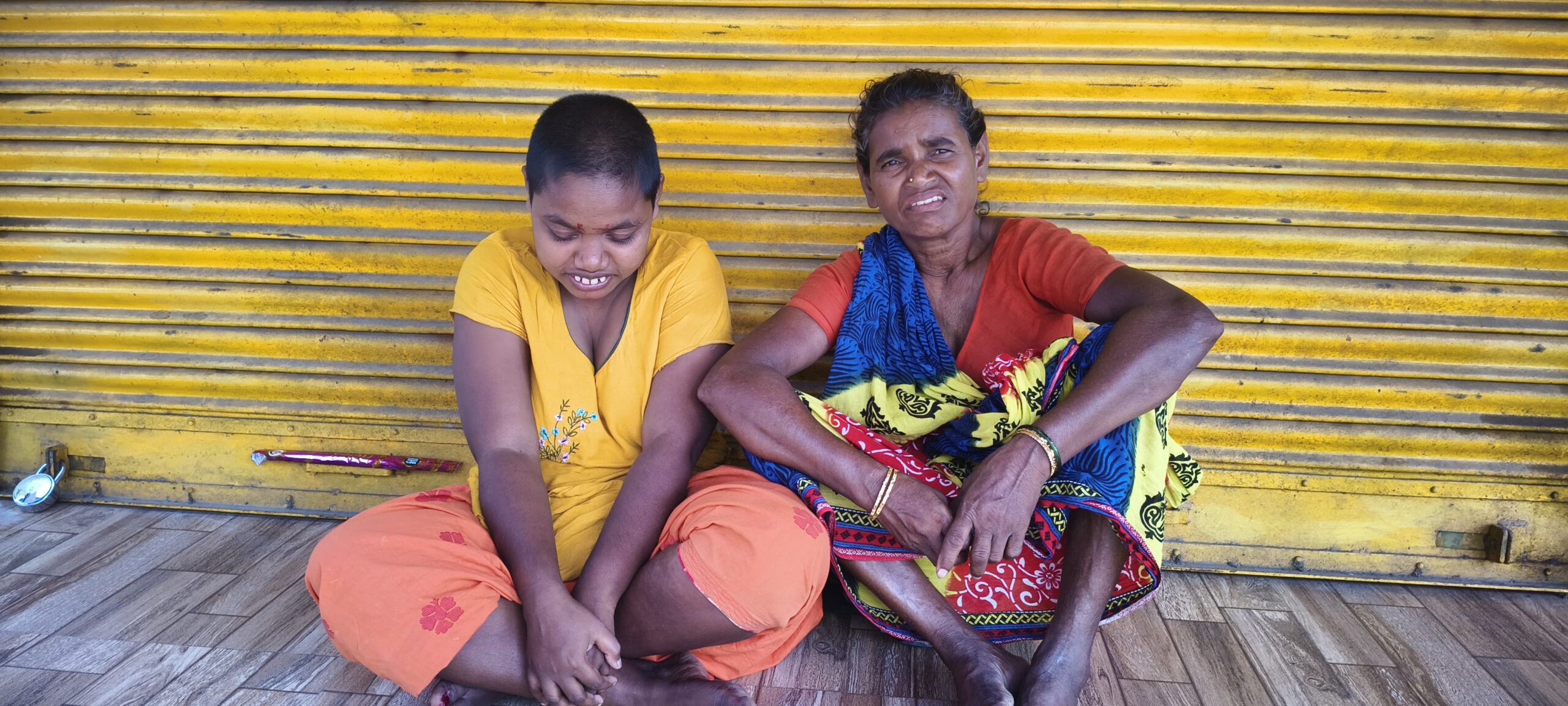 ପୁଅ ବହୁ ଘରୁ ଘଉଡାଇଦେଲା , ୧୫ ଦିନ ହେଲା ବାରଣ୍ଡାରେ ଆଶ୍ରୟ ନେଇଛନ୍ତି ମା ଓ ଦିବ୍ୟାଙ୍ଗ ଝିଅ ।