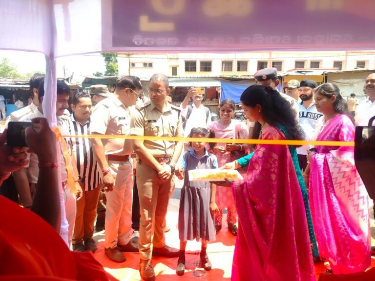 ମୋହନା ଥାନା ସମ୍ମୁଖରେ ପୋଲିସ ପକ୍ଷରୁ ଜଳ ଛତ୍ର ଆରମ୍ଭ ।