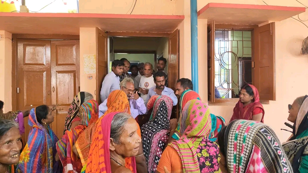 ଗଞ୍ଜାମ ଜିଲ୍ଲା ଧରାକୋଟ ବରଡାବିଲି ପାନୀୟ ଜଳ ପାଇଁ ଜନସ୍ବାସ୍ଥ୍ୟ କାର୍ଯ୍ୟାଳୟ ଘେରିଲେ ଶତାଧିକ ମହିଳା ଓ ପୁରୁଷ ।