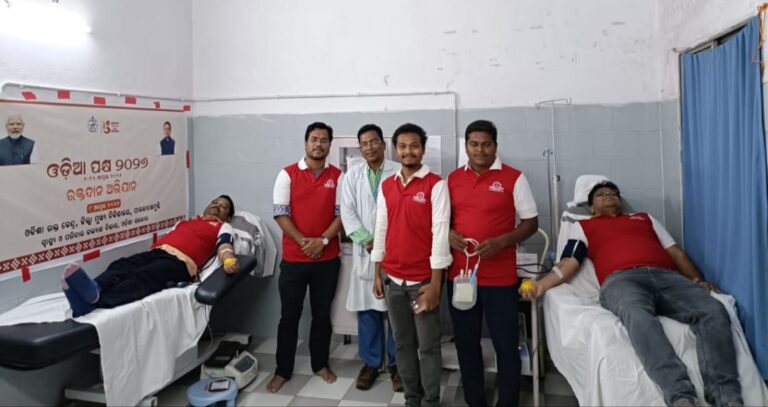 ଜିଲ୍ଲା ପ୍ରଶାସନ ଏବଂ ଭାରତୀୟ ରେଡକ୍ରସ୍ ଜିଲ୍ଲା ଶାଖାର ମିଳିତ ଆନୁକୁଲ୍ୟର ରକ୍ତଦାନ ଶିବିର ଅନୁଷ୍ଠିତ ।