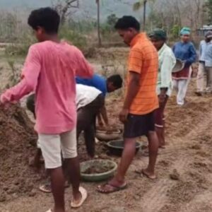 ଦୀର୍ଘଦିନର ଦାବି ପରେ ମଧ୍ୟ ପ୍ରଶାସନ ଶୁଣିଲାନି, ଚାନ୍ଦା ଆଦାୟ କରି ରାସ୍ତା ନିର୍ମାଣ କଲେ ଗ୍ରାମବାସୀ ..