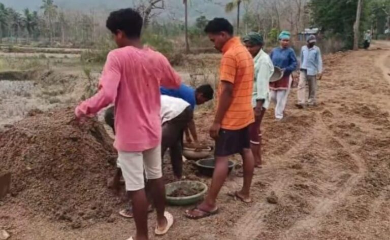 ଦୀର୍ଘଦିନର ଦାବି ପରେ ମଧ୍ୟ ପ୍ରଶାସନ ଶୁଣିଲାନି, ଚାନ୍ଦା ଆଦାୟ କରି ରାସ୍ତା ନିର୍ମାଣ କଲେ ଗ୍ରାମବାସୀ ..