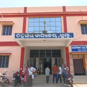 ବର୍ଷେରୁ ଅଧିକ ସମୟ ହେଲା ସୀମା ନିର୍ଦ୍ଧାରଣ ହୋଇପାରୁନି, କର୍ମଚାରୀଙ୍କ ମନମାନୀ ନୀତି.ଆବେଦନାକାରୀ ଅଫିସ ଦୌଡ଼ି ଦୌଡ଼ି ନୟାନ୍ତ ହେଲେଣି।