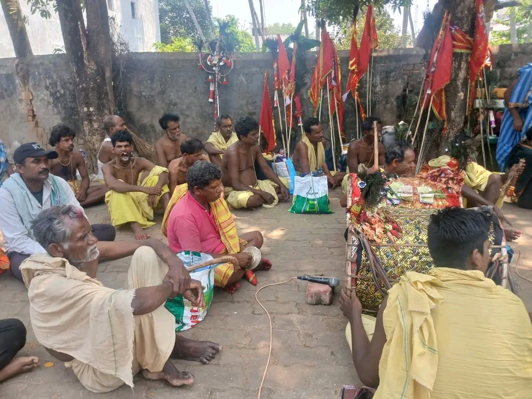 ଗଞ୍ଜାମ ଜିଲ୍ଲା ଶାସ୍ତ୍ରୀ ନଗରରେ ଢୋଲ ବାଦ୍ୟ ମହୁରୀରେ ଦୁଲୁକିଲା ସାହାସପୁର ଦଣ୍ଡ ନାଚ ।