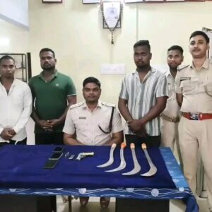 କଟକ ଜିଲ୍ଲା କିଶନ ନଗର ରଟିଲୋ ହନୁମାନ ମନ୍ଦିର ନିକଟରେ ଗୁଳି ଫୁଟାଇ ଖଣ୍ଡା ବୁଲାଇ ଆତଙ୍କ ସୃଷ୍ଟି କରିଥିବା ତିନି ଜଣ ଯୁବକଙ୍କୁ ଗିରଫ କରି କୋର୍ଟ ଚାଲାଣ କରିଛି ପୋଲିସ। ଗଣେଶ ପାଣିଗ୍ରାହୀ ରିପୋର୍ଟ