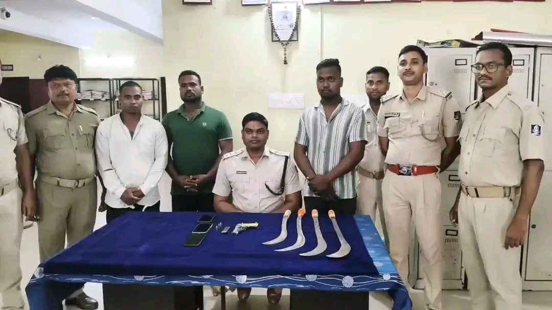 କଟକ ଜିଲ୍ଲା କିଶନ ନଗର ରଟିଲୋ ହନୁମାନ ମନ୍ଦିର ନିକଟରେ ଗୁଳି ଫୁଟାଇ ଖଣ୍ଡା ବୁଲାଇ ଆତଙ୍କ ସୃଷ୍ଟି କରିଥିବା ତିନି ଜଣ ଯୁବକଙ୍କୁ ଗିରଫ କରି କୋର୍ଟ ଚାଲାଣ କରିଛି ପୋଲିସ। ଗଣେଶ ପାଣିଗ୍ରାହୀ ରିପୋର୍ଟ