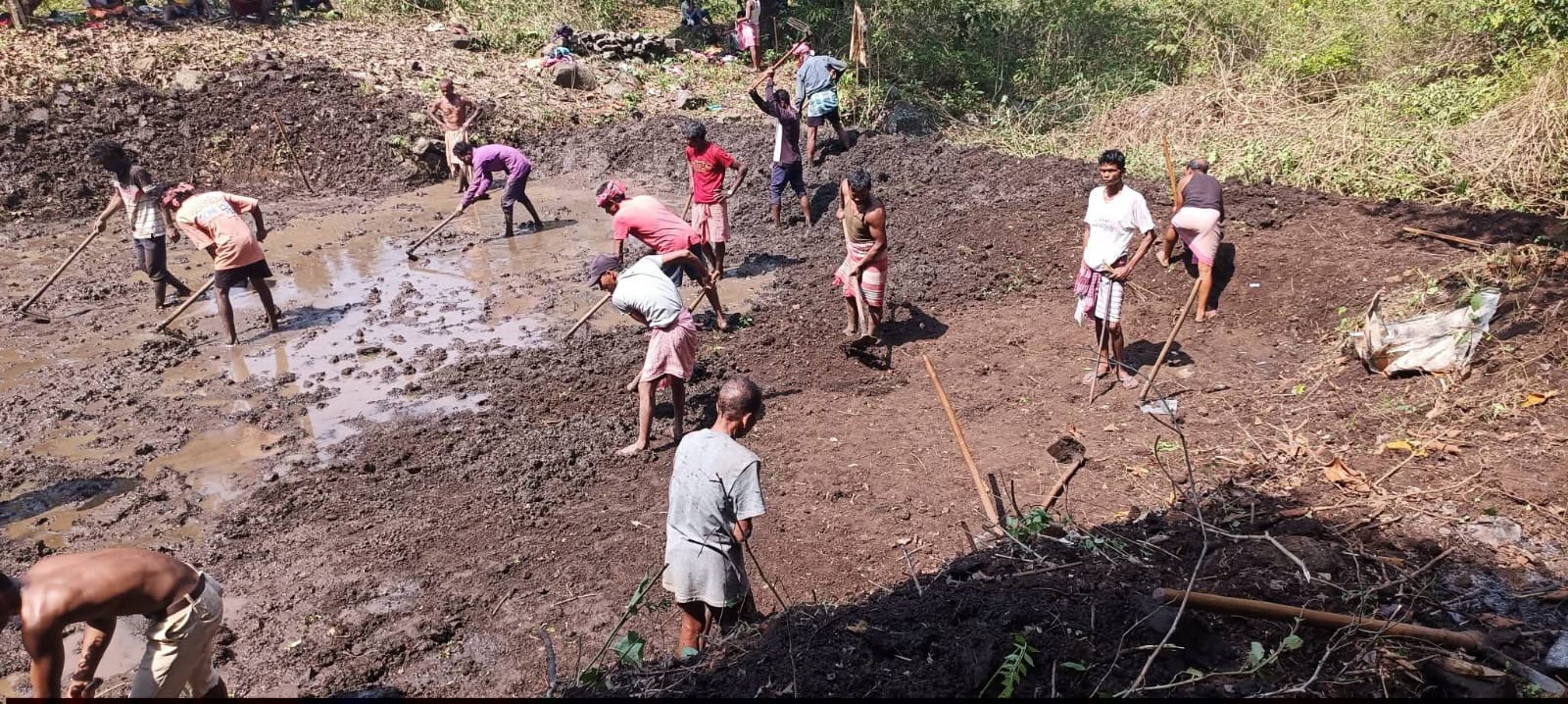 ପୋଖରୀ ଖୋଳି ଚର୍ଚ୍ଚା ରେ ଚଲାଣପୁଟ ଗ୍ରାମବାସୀ