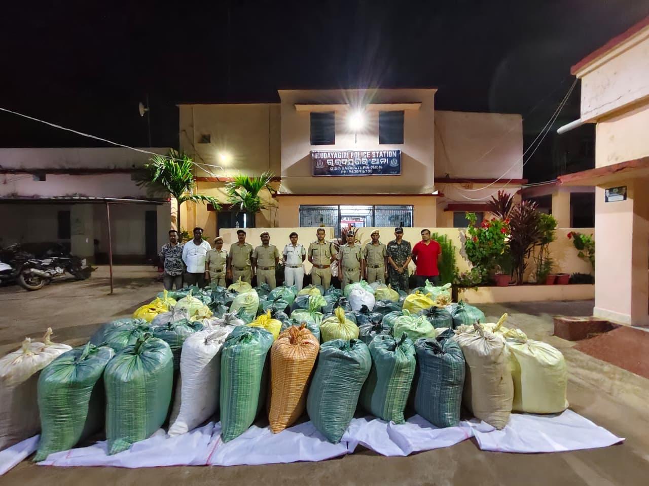 ମାଫିଆଙ୍କ ନିଦ ହଜାଇ ଦେଲେଣି ଆର. ଉଦୟଗିରି ଏସଡିପିଓ IPS ରାକେଶ କୁମାର ସାହୁ ,ଘଞ୍ଚ ଜଙ୍ଗଲ ମଧ୍ୟରୁ କୋଟିଏ ଟଙ୍କାରୁ ଉର୍ଦ୍ଧ ୨୦୧୦ କେଜି ଜବତ ।