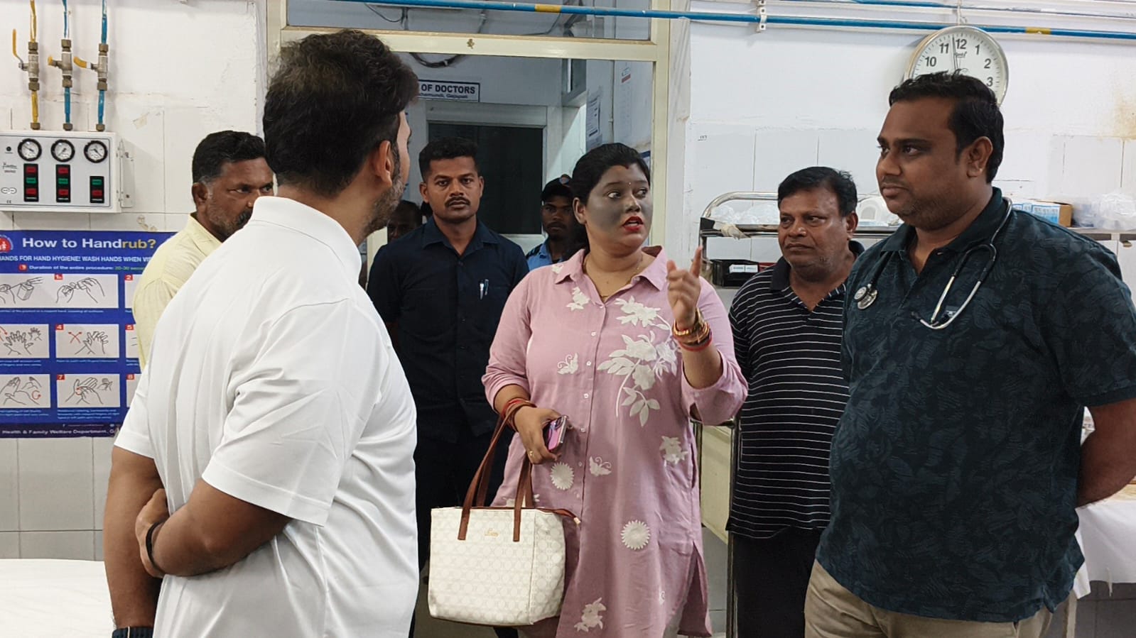 ଜିଲ୍ଲା ମୁଖ୍ୟ ଚିକିତ୍ସାଳୟରେ କାମ କରୁନି ଏସି; ବିଧାୟକ କ୍ଷୁବ୍ଧ ।