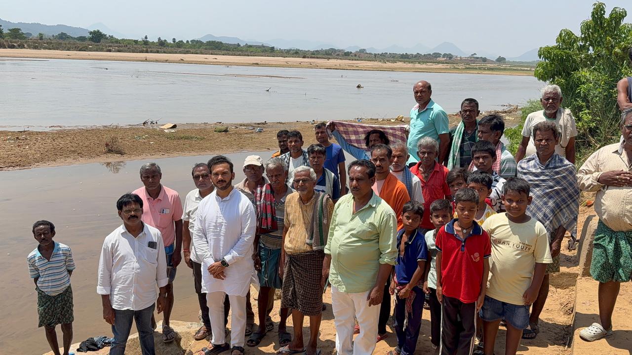 ବଂଶଧାରା ସୁରକ୍ଷା ମଞ୍ଚ ସଦସ୍ୟଙ୍କ ସହ ଆଲୋଚନା ।