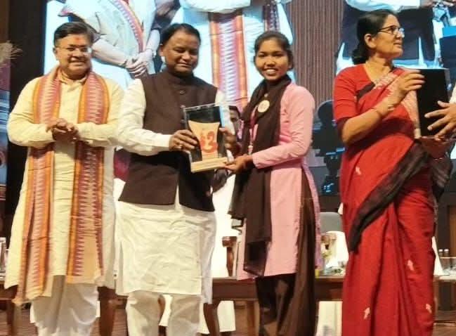 ଓଡିଆ ସାହିତ୍ୟ ପକ୍ଷ ୨୦୨୬ ପ୍ରବନ୍ଧ ଲିଖନ ପ୍ରତିଯୋଗିତାରେ ଗଜପତିର ଯାଜ୍ଞସେନୀ 2ୟ ସ୍ଥାନ ଅଧିକାର କରି ମୁଖ୍ୟମନ୍ତ୍ରୀଙ୍କ ଦ୍ୱାରା ସମ୍ମାନିତ ହେଲେ ।