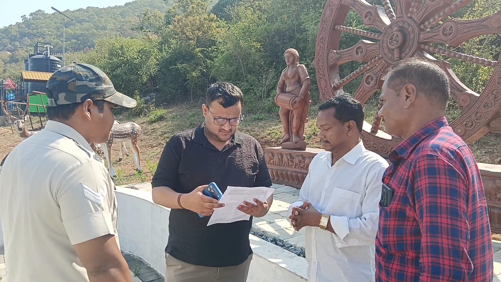 ମହେନ୍ଦ୍ରଗିରି ପର୍ବତ ଅଞ୍ଚଳରେ ଅନୁପ୍ରବେଶକାରୀ ମାନଙ୍କ ଦ୍ବାରା ଅନ୍ୟାୟ, ଅତ୍ୟାଚାର, ପରିବେଶ ନଷ୍ଟ ଓ ଅନୈତିକ କାର୍ଯ୍ୟକଳାପ ସମ୍ପର୍କରେ ଅଭିଯୋଗ, ରକ୍ଷଣା ବେକ୍ଷଣ ସୁନିଶ୍ଚିତ କରିବା ନିମନ୍ତେ ଜିଲ୍ଲାପାଳଙ୍କୁ ଦାବି ପତ୍ର ପ୍ରଦାନ ।