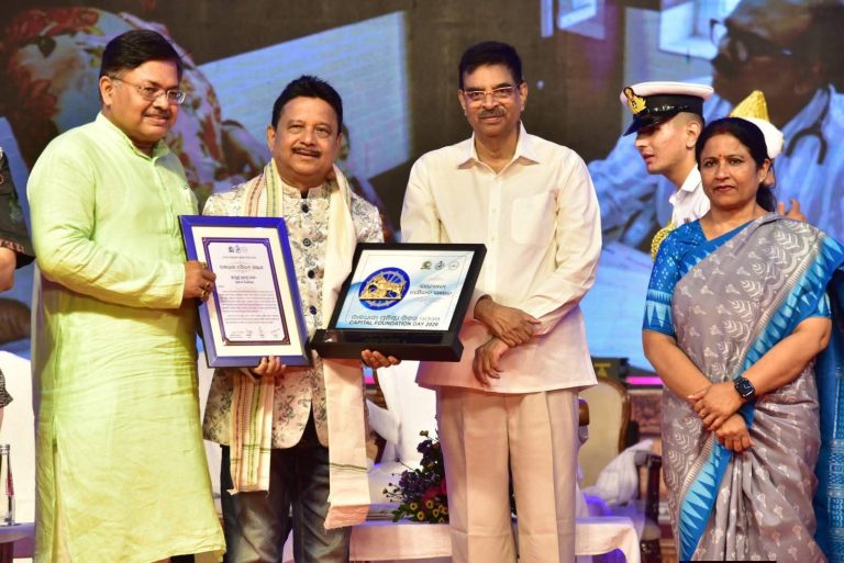 ସଂଗୀତ ନିର୍ଦେଶକ ପ୍ରଶାନ୍ତ ପାଢୀଙ୍କୁ ରାଜଧାନୀ ଗୌରବ ସମ୍ମାନରେ ରାଜ୍ୟପାଳ ସମ୍ମାନୀତ କଲେ ।