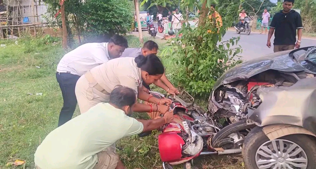 ବାଇକକୁ ଧକ୍କା ଦେଲା କାର ବାଇକ୍ ଚାଳକ ଗୁରୁତର