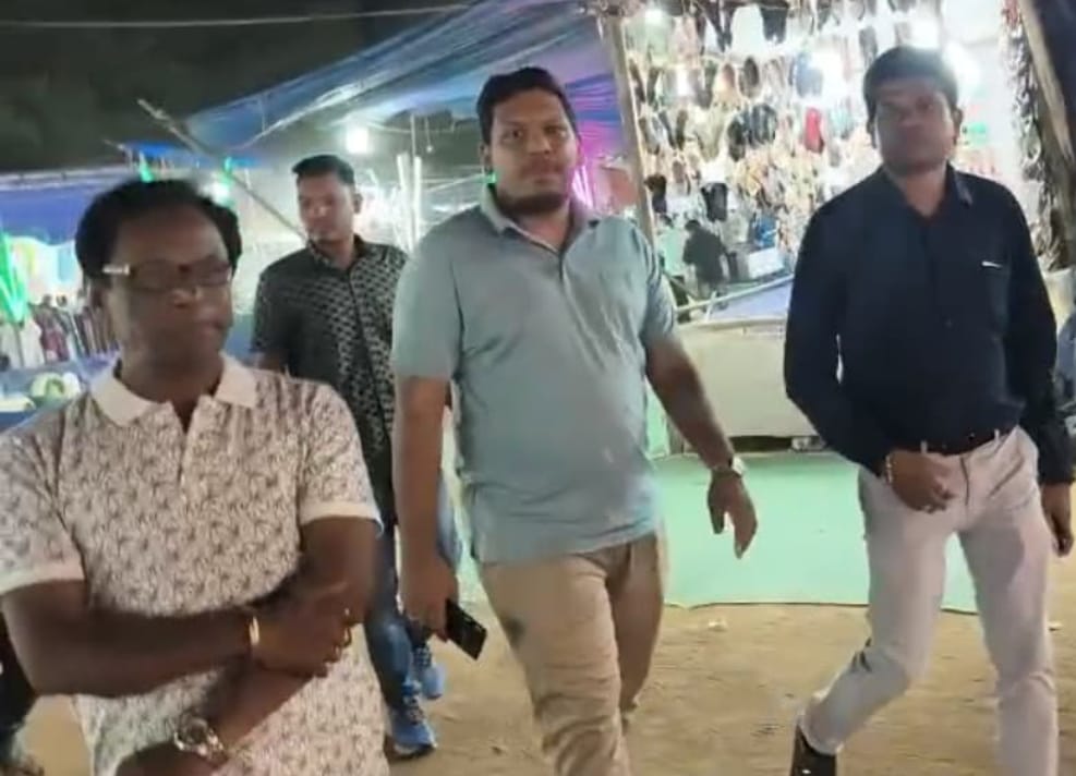 ଦ୍ୱିତୀୟ ଲୋକ ମହୋତ୍ସବ ଓ ବାଣିଜ୍ୟ ମେଳା ର ଶେଷ ଦିନରେ ଜିଲ୍ଳାପାଳ ଷ୍ଟଲ ବୁଲିଲେ, ଜିନିଷ କିଣିଲେ