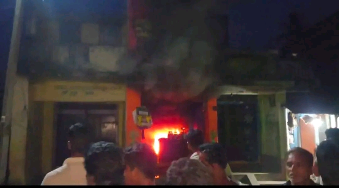 ଅଗ୍ନିକାଣ୍ଡ ଘଟି ଲକ୍ଷ ଲକ୍ଷ ଟଙ୍କା ର ଦୋକାନ ସାମଗ୍ରୀ ଜଳି ପୋଡ଼ି ପାଉଁଶ