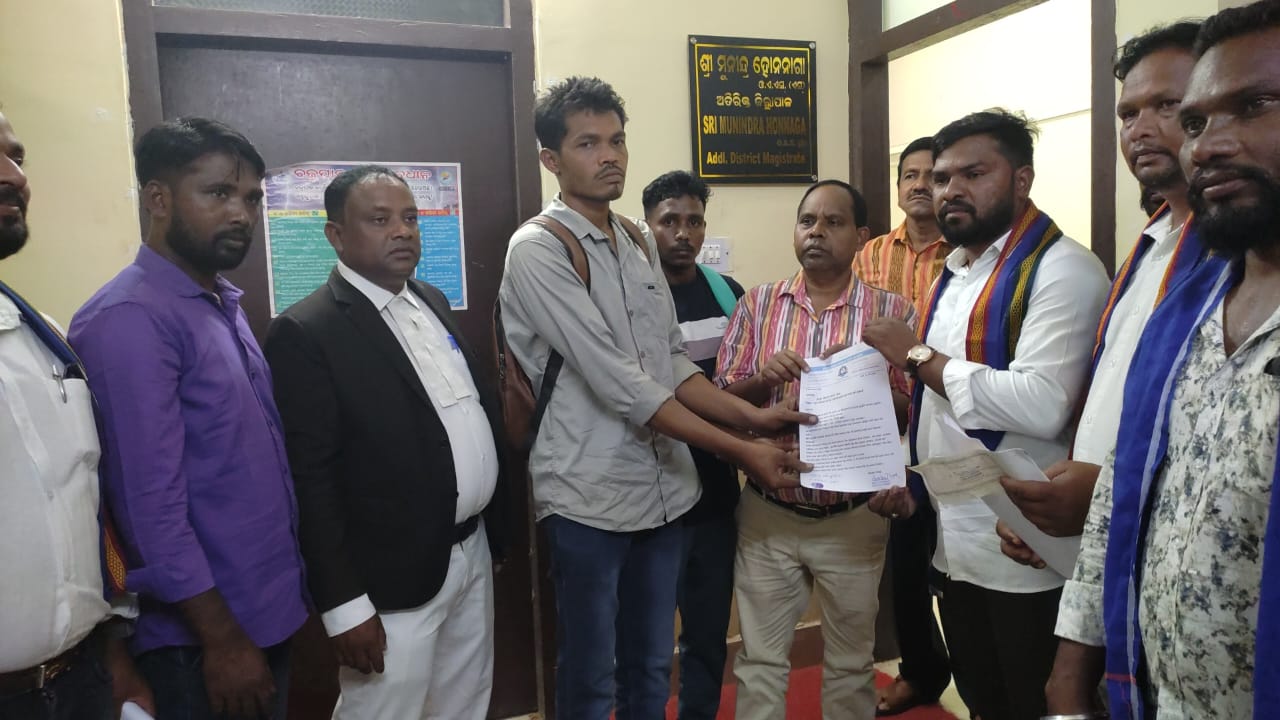 ଭିମ୍ ଆର୍ମୀ ପକ୍ଷରୁ ଜିଲ୍ଲାପାଳଙ୍କୁ ଦାବିପତ୍ର ପ୍ରଦାନ ।