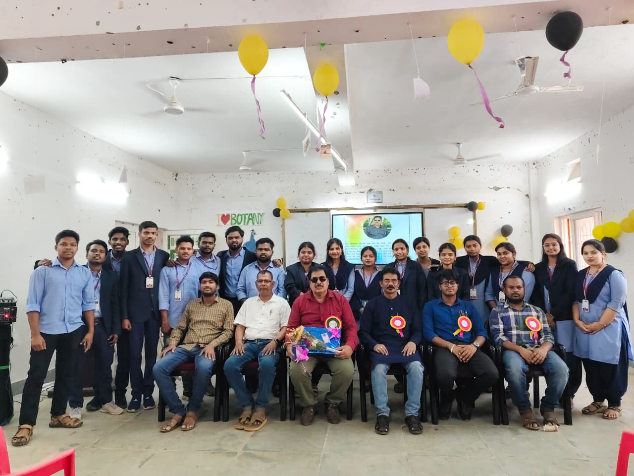 ସ୍ମୃତିର ଆଇନାରେ ଆମ ମହାବିଦ୍ୟାଳୟ ର ଅଧ୍ୟକ୍ଷ ମହାନ୍ତି ସାର