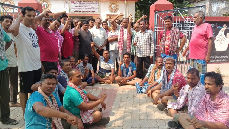 ସରକାରୀ ଡାକ୍ତରଖାନାରେ ତାଲା, ଦୁର୍ଘଟଣାଗ୍ରସ୍ତ ବ୍ୟକ୍ତି ଜରୁରୀ ଚିକିତ୍ସା ନ ପାଇ ମୃତ…… ଅଞ୍ଚଳବାସୀଙ୍କ ଆନ୍ଦୋଳନ