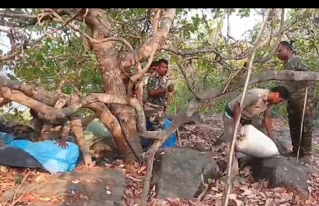 ପୋଲିସର ସଫଳତା… ପାହାଡର ମାଟି ତଳେ ଲୁଚାଇ ରଖିଥିବା 4 କୋଟି ଟଙ୍କାର ଗଞ୍ଜେଇ ଜବତ ।