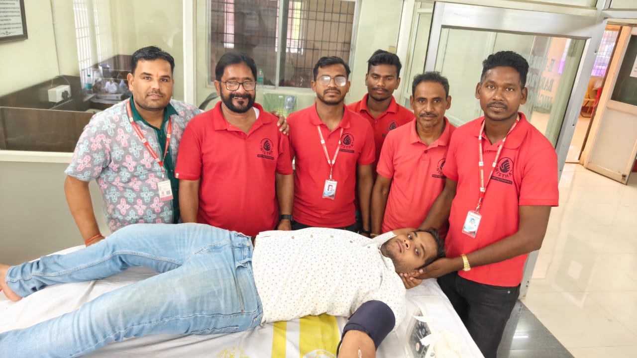 ମଧୁ ବାବୁ ଜୟନ୍ତୀ ଓ ଲୟର୍ଶ ଡେ ଦିନ ବରଗଡ଼ ବାର ଏସୋସିଏସନ ଓ ନିଷ୍ଠା ପରିବାର ରକ୍ତ ଦାନ ଶିବିରକୁ ପରିଚାଳନା କରିଥିଲେ।