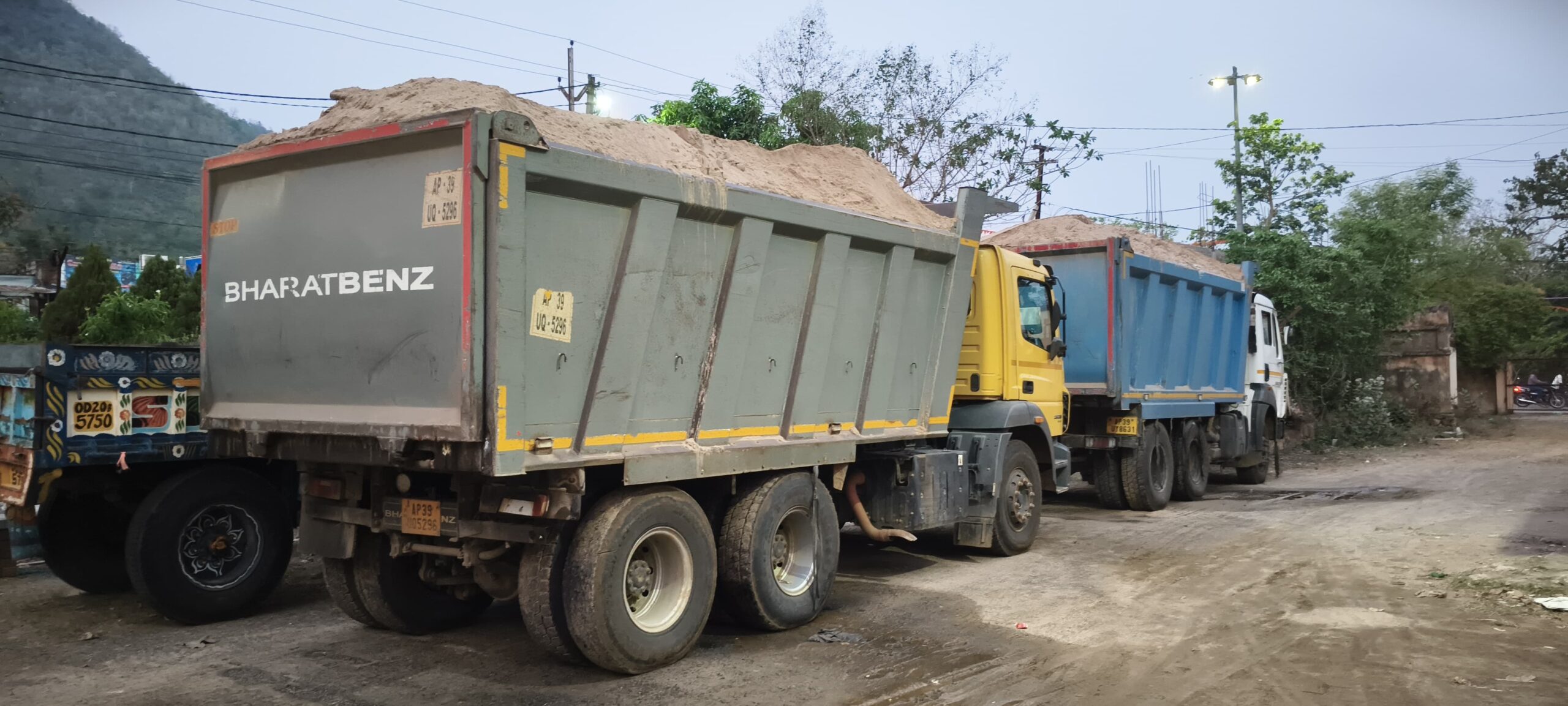 ଦୁଇ ବାଲି ବୋଝେଇ ହାଇୱା ଜବତ ।