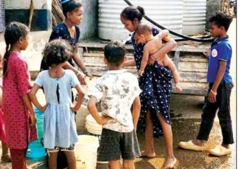 ୧୧ ଗାଁ’କୁ ଟ୍ୟାଙ୍କର୍‌ରେ ଜଳଯୋଗାଣ ଆରମ୍ଭଗଜପତିର ୫ ବ୍ଲକ୍‌ରେ ପାଣି ସମସ୍ୟା ଉତ୍କଟ ।