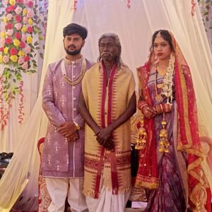 ବିବାହ ଉତ୍ସବ ରେ ଯୋଗଦାନ ପଦ୍ମଶ୍ରୀ ହଲଧର ନାଗ ନବ ଦମ୍ପତି କୁଂ ଆଶୀର୍ବାଦ ପ୍ରଦାନ କରିଥିଲେ।