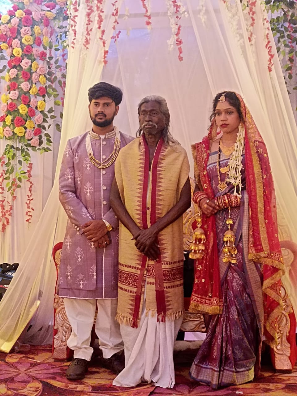 ବିବାହ ଉତ୍ସବ ରେ ଯୋଗଦାନ ପଦ୍ମଶ୍ରୀ ହଲଧର ନାଗ ନବ ଦମ୍ପତି କୁଂ ଆଶୀର୍ବାଦ ପ୍ରଦାନ କରିଥିଲେ।