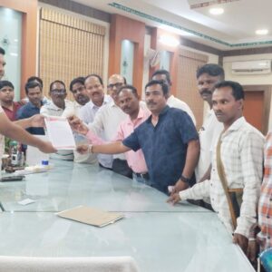 ସାମ୍ବାଦିକଙ୍କୁ ସୁରକ୍ଷା ଓ ସହାୟତା ଦାବି ନେଇ ତାତିଲେ ସାମ୍ବାଦିକ: ୬ ଦଫା ଦାବୀ ନେଇ ମୁଖ୍ୟମନ୍ତ୍ରୀଙ୍କ ଉଦ୍ଦେଶ୍ୟରେ ସ୍ମାରକପତ୍ର ପ୍ରଦାନ.