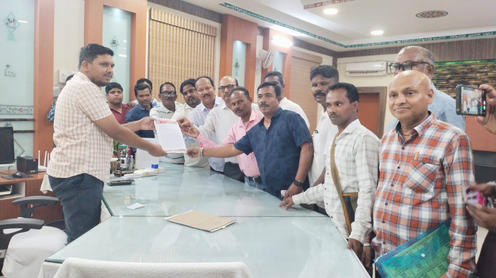 ସାମ୍ବାଦିକଙ୍କୁ ସୁରକ୍ଷା ଓ ସହାୟତା ଦାବି ନେଇ ତାତିଲେ ସାମ୍ବାଦିକ: ୬ ଦଫା ଦାବୀ ନେଇ ମୁଖ୍ୟମନ୍ତ୍ରୀଙ୍କ ଉଦ୍ଦେଶ୍ୟରେ ସ୍ମାରକପତ୍ର ପ୍ରଦାନ.