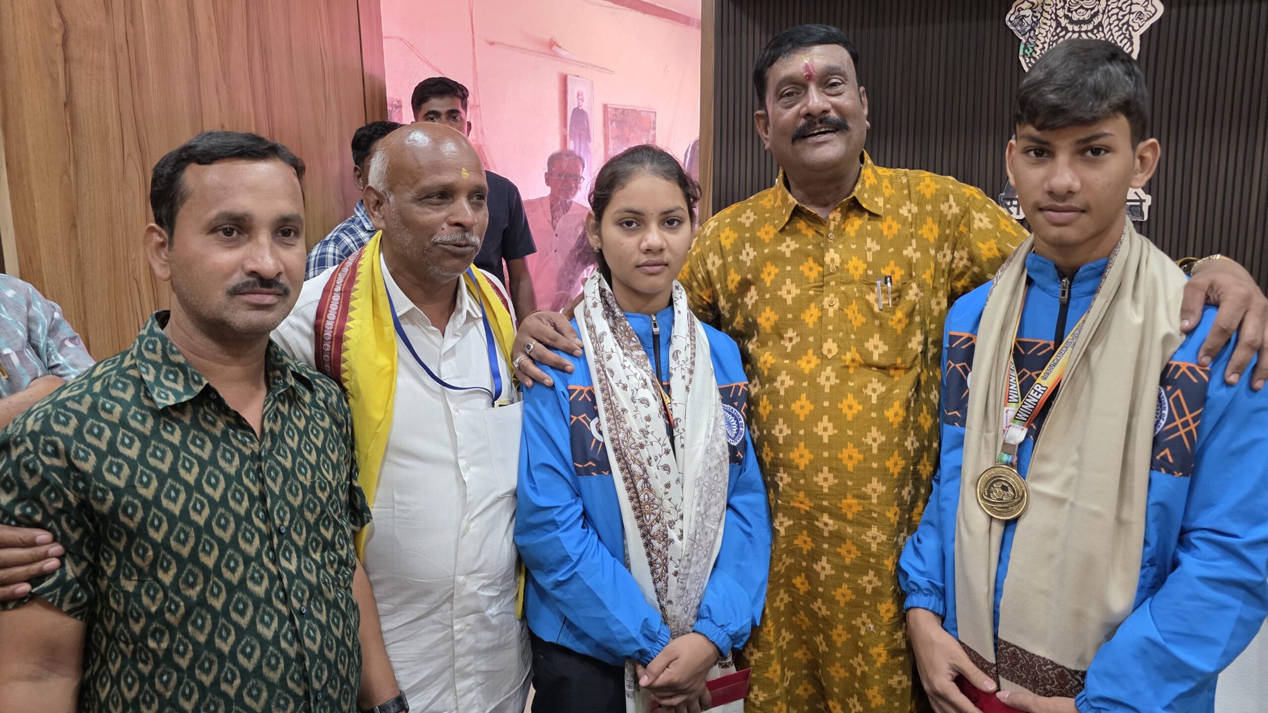 ଆନ୍ତର୍ଜାତୀୟ ଗୋଲ ଶଟ ବଲ୍‌ରେ କୁଡାସିଂହା ର ଭାଇ-ଭଉଣୀ ଙ୍କ ସ୍ବର୍ଣ୍ଣ ପଦକ ଲାଭ ଶୁଭେଚ୍ଛା ଜଣାଇଲେ ସାଂସଦ ପ୍ରଦୀପ ପୁରୋହିତ.