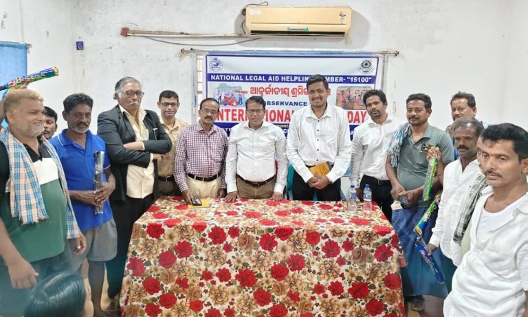 ପାରଳାଖେମୁଣ୍ଡି ଠାରେ ଅନଷ୍ଠିତ ଶ୍ରମିକ ଦିବସରେ ଛତା ବଣ୍ଟନ ସହ ଆଇନ ସଚେତନତା କାର୍ଯ୍ୟକ୍ରମ ।