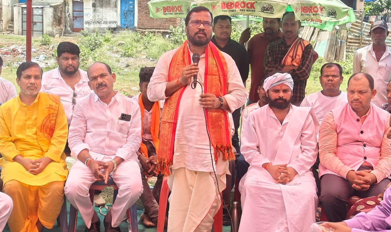ରାମନାଗୁଡ଼ାରେ ୧୦୮ କୁଣ୍ଡିୟ ବିଶ୍ୱ ଶାନ୍ତି ମହାଯଜ୍ଞ ପାଇଁ ଭୂମି ପୂଜନ ଓ ଧ୍ବଜା ପୂଜନ କାର୍ଯ୍ୟକ୍ରମ ରେ କୋଣ୍ଡା ବାବୁ ଙ୍କ ଯୋଗଦାନ