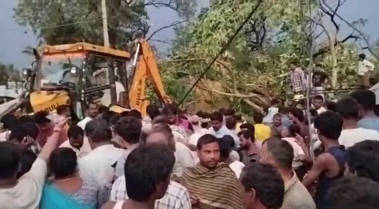 ଗଛ ପଡ଼ି ଜଣେ ମୃତ : ଜଣେ ଗୁରୁତର ।