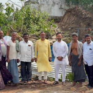 ପ୍ରବଳ ବର୍ଷା ପବନ ରେ ମୃତୁ ହୋଇଥିବା ପରିବାର ଘରେ ବିଧାୟକ