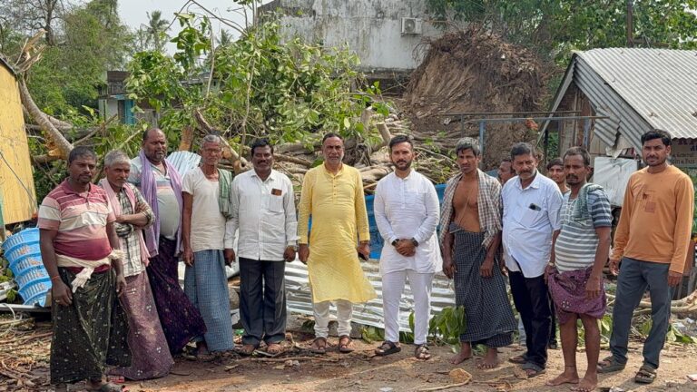 ପ୍ରବଳ ବର୍ଷା ପବନ ରେ ମୃତୁ ହୋଇଥିବା ପରିବାର ଘରେ ବିଧାୟକ