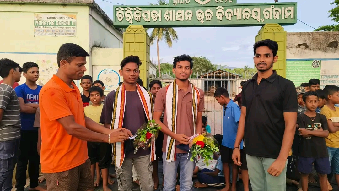 ଦୁଇ ଟପରଙ୍କୁ ସମ୍ବର୍ଦ୍ଧନା।