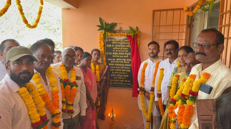 ଖାଣ୍ଡବା ଗ୍ରାମ ଠାରେ ଗ୍ରାମପଞ୍ଚାୟତ ସ୍ତରୀୟ ସୁଭଦ୍ରାଶକ୍ତି କେନ୍ଦ୍ର ମାର୍କେଟ କମ୍ପ୍ଲେକ୍ସ ଓ ବସ ରହଣି ଗୃହ ର ଉଦଘାଟନ କଲେ ବିଧାୟକ।