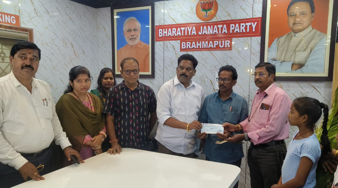 ସଡ଼କ ଦୁର୍ଘଟଣା ରେ ମୃତ ଓ ଆହତ ବ୍ୟକ୍ତି ଙ୍କ ପରିବାର ଙ୍କୁ ଚେକ୍ ପ୍ରଦାନ କଲେ ବିଧାୟକ।