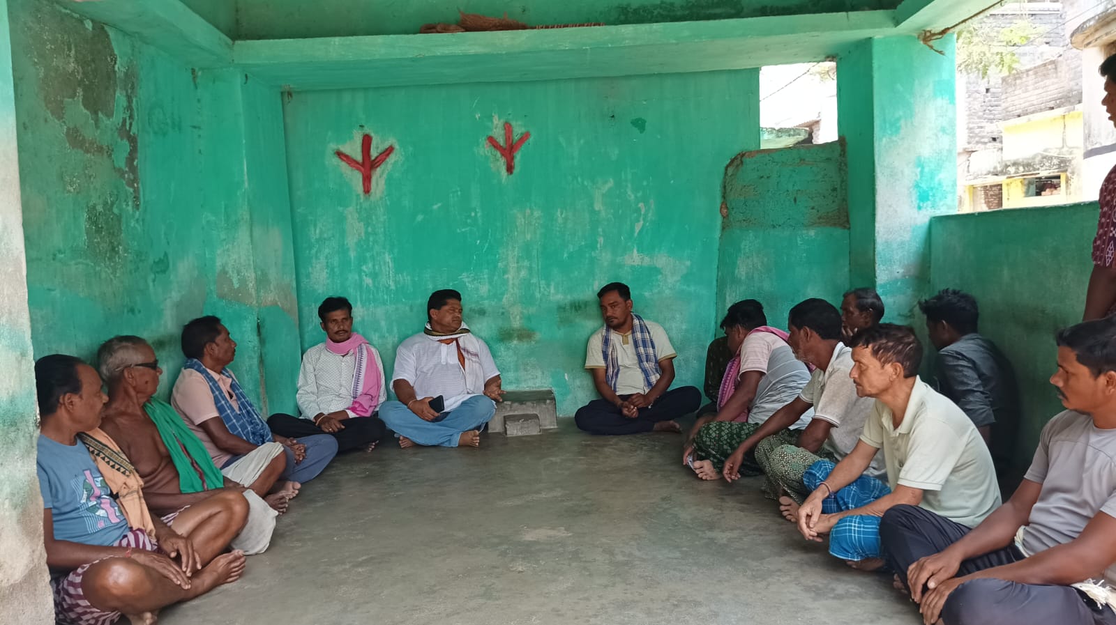 ତାଲମେଣ୍ଡା ର ଇଚ୍ଛା ମୁତାବକ ମୃତ୍ୟୁ ଆବେଦନ କରିଥିବା ଚାଷୀ ରୋହିତ ଭୋଇ କୁଂ ଭେଟିଲେ ରାଜ୍ଯ ରାଜିବ ଗାନ୍ଧୀ ପଞ୍ଚାୟତରାଜ ସଂଗଠନ ସମ୍ପାଦକ ପାଣ୍ଡବ କର୍ଣ୍ଣ ଭେଟିଲେ।
