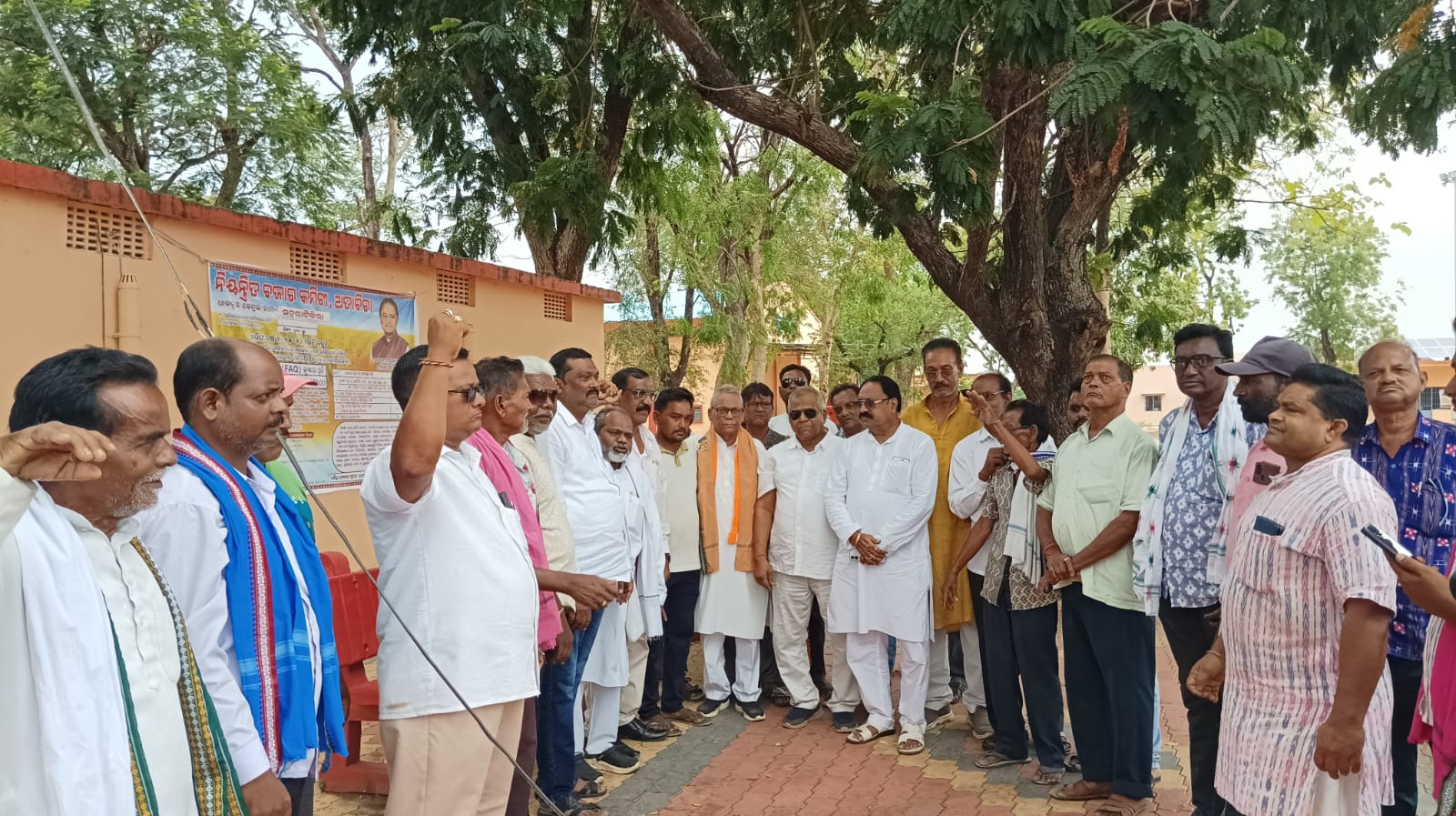 ରାଜ୍ୟ କିଶାନ କଂଗ୍ରେସ ର ସଭାପତି ଅଭୟ ସାହୁ କଂ ସହଁରାଟିକରା ମାର୍କେଟ ୟାର୍ଡ଼ ତୋଫାନୀ ଗସ୍ତ।