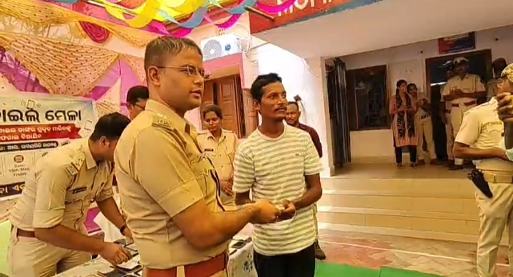 ହଜିଥିବା ମୋବାଇଲକୁ ପୁଲିସ ଫେରିପାଇଲେ ଲୋକଙ୍କୁ ।