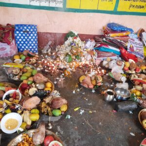 ସ୍ୱାମୀଙ୍କ ଦୀର୍ଘାୟୁ କାମନା ପାଇଁ ସାବିତ୍ରୀ ବ୍ରତ ନିମନ୍ତେ ରାଜନେତ୍ରୀ ଙ୍କ ସହିତ ସାଧାରଣ ମହିଳା ଙ୍କ ବିଭିନ୍ନ ମନ୍ଦିରରେ ଭିଡ଼
