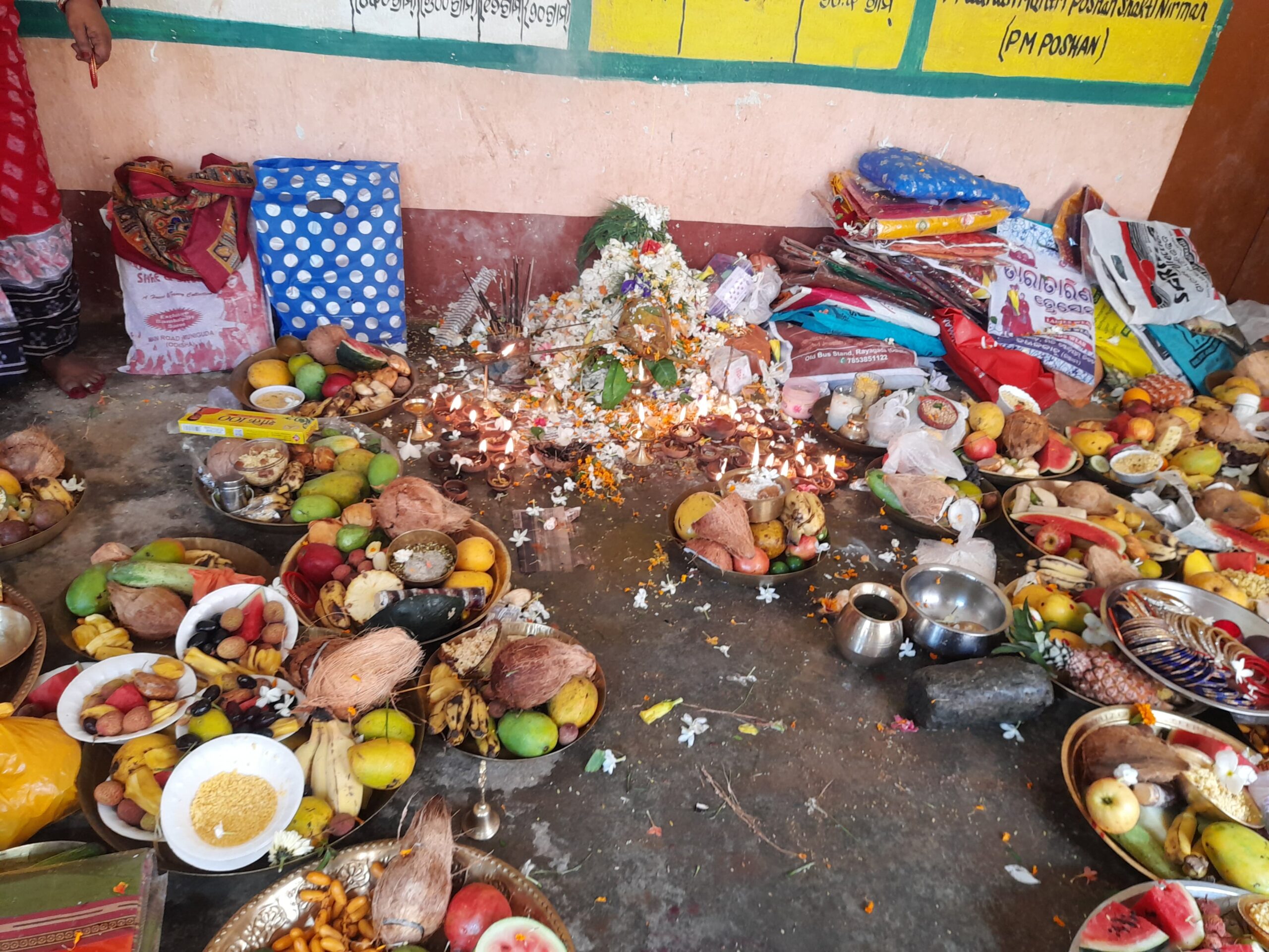 ସ୍ୱାମୀଙ୍କ ଦୀର୍ଘାୟୁ କାମନା ପାଇଁ ସାବିତ୍ରୀ ବ୍ରତ ନିମନ୍ତେ ରାଜନେତ୍ରୀ ଙ୍କ ସହିତ ସାଧାରଣ ମହିଳା ଙ୍କ ବିଭିନ୍ନ ମନ୍ଦିରରେ ଭିଡ଼