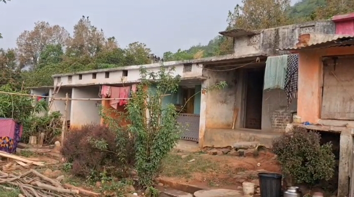 ଘର ଦେଲେ, ପାଣି ଦେଲେ, ବିଦ୍ୟୁତ ଦେବାକୁ ଭୁଲିଗଲେ ପ୍ରଶାସନ, ନଅ ବର୍ଷ ହେଲା ଅନ୍ଧାରରେ ନଅ ଘରିଆ ସାହି ବାସିନ୍ଦା ।