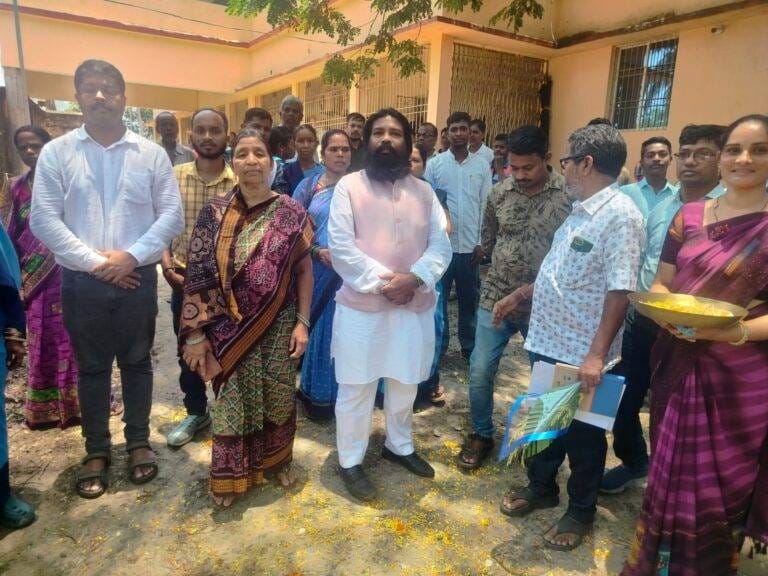 ମୋହନା ବ୍ଲକରେ ସ୍ୱାସ୍ଥ୍ୟ କାର୍ଡ ବଣ୍ଟନର ଶୁଭାରମ୍ଭ କଲେ ସାଂସଦ ଓ ବିଧାୟକ ଦୁହେଁ ।