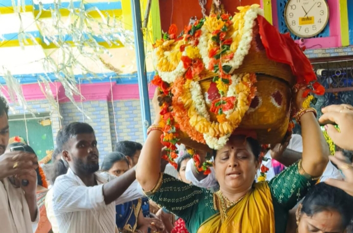 ପାରଳାଖେମୁଣ୍ଡି ଆରୋଗ୍ୟ ସାହିର ଶ୍ରୀ ଶ୍ରୀ ନିଲାମ୍ମା ଠାକୁରାଣୀଙ୍କ ଉତ୍ସବ ଯାକଜାକମରେ ଆରମ୍ଭ ।