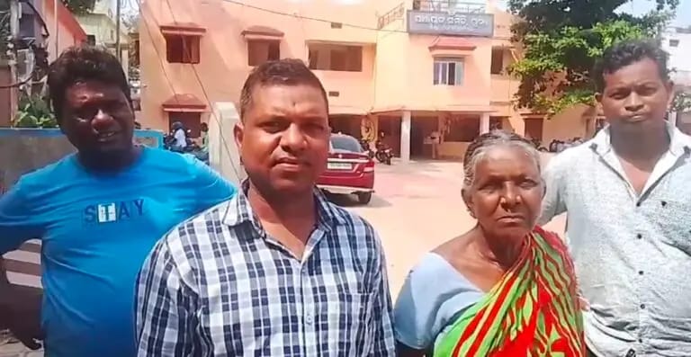 ଲୋକଓ ସାମ୍ବାଦିକ ଙ୍କୁ ଦୁର୍ବ୍ୟବହାର କରି ଚର୍ଚ୍ଚା ରେ ଗୁମ୍ମା ବିଡ଼ିଓ।