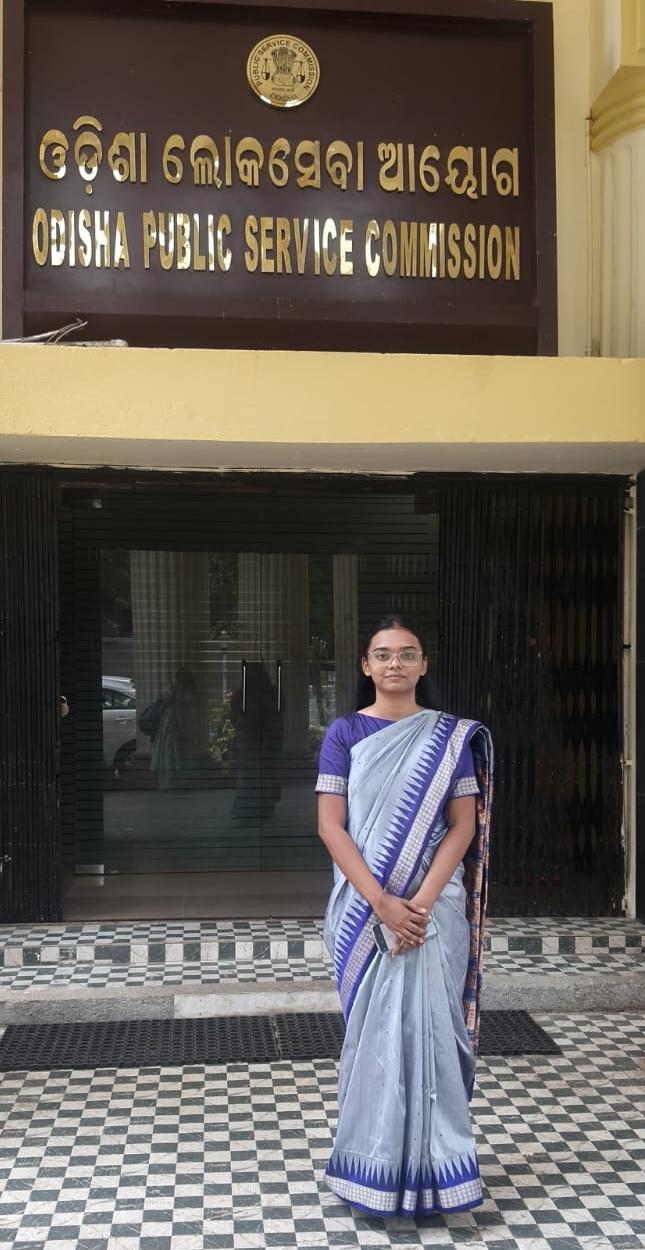 ପାରଳାର ବନ୍ଦନା ପ୍ରଥମ ଚେଷ୍ଟାରେ ଓଡିଶା ସିଭିଲ ‌ ସର୍ଭିସରେ କୃତକାର୍ଯ୍ୟ ହେଲେ ।